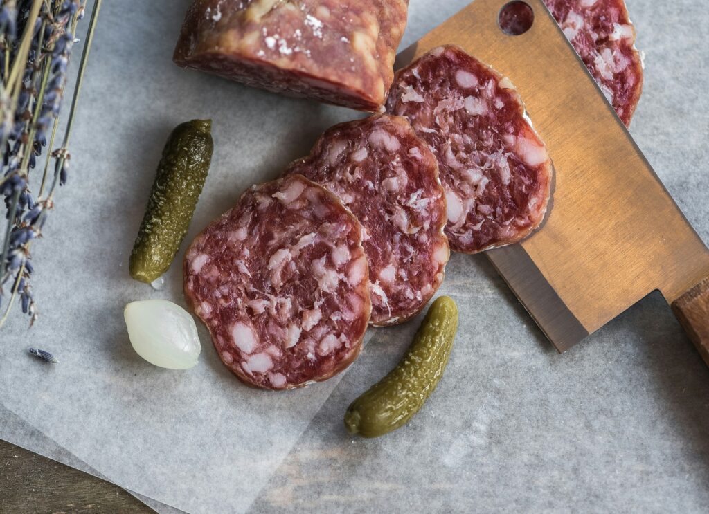 Salami und Gurke auf Schneidebrett für Blog Artikel